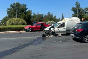 Σοβαρές υλικές ζημιές σε σύγκρουση αυτοκινήτων στον κόμβο του πρώην πολυκλαδικού στα Χανιά