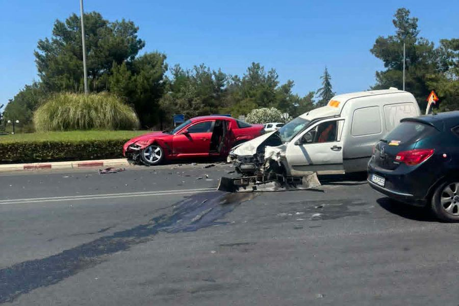 Σοβαρές υλικές ζημιές σε σύγκρουση αυτοκινήτων στον κόμβο του πρώην πολυκλαδικού στα Χανιά