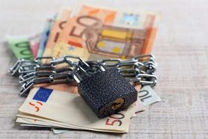 Κατασχέσεις: Τι αλλάζει στους λογαριασμούς, ποιοι κερδίζουν έως 4.200 ευρώ τον χρόνο – Ακατάσχετο στα 1.600€
