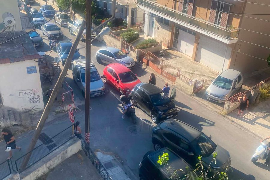 Καραμπόλα τριών αυτοκινήτων στην οδό Παπαναστασίου στα Χανιά