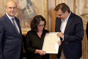 Το πτυχίο του Βαγγέλη Γιακουμάκη παρέδωσε στη μητέρα του ο Μ. Σχοινάς