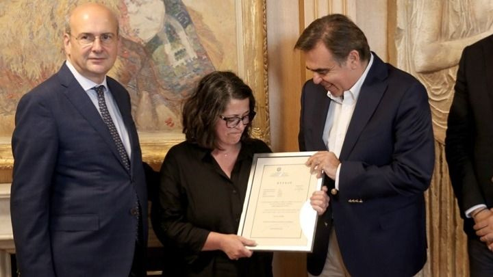 Το πτυχίο του Βαγγέλη Γιακουμάκη παρέδωσε στη μητέρα του ο Μ. Σχοινάς