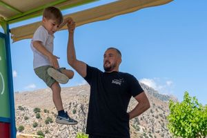 Ηράκλειο: Ο 4χρονος ιπτάμενος χορευτής που έχει “τρελάνει” το διαδίκτυο με τις φιγούρες του  – Τι λέει στο patris.gr o χοροδιδάσκαλος της σχολής