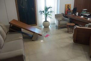 Αναστάτωση στο Δημαρχείο Ρεθύμνου – Άντρας προκάλεσε ζημιές στο γραφείο του Δημάρχου