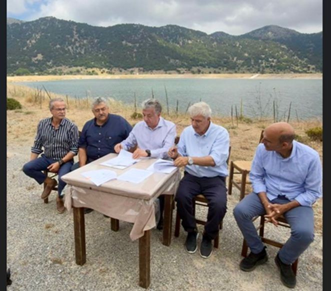 Υπογράφηκε προγραμματική σύμβαση μεταξύ Περιφέρειας Κρήτης και ΟΑΚ για τη Λιμνοδεξαμενή Ομαλού