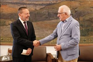 Επιδόθηκε στον Πρόεδρο της Βουλής από τον Διοικητή της Τράπεζας της Ελλάδας η Έκθεση για τη Νομισματική Πολιτική 2025-2026