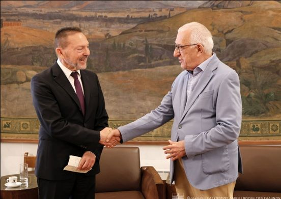 Επιδόθηκε στον Πρόεδρο της Βουλής από τον Διοικητή της Τράπεζας της Ελλάδας η Έκθεση για τη Νομισματική Πολιτική 2025-2026