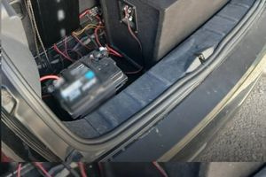 Χειροπέδες σε άνδρα που ξεσήκωσε γειτονιά με μουσική στη διαπασών από το αυτοκίνητό του