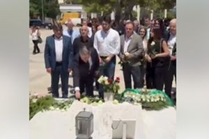 ΠΑΣΟΚ-ΚΙΝΑΛ: Φόρος τιμής στον Ανδρέα Παπανδρέου από τον Ν. Ανδρουλάκη και στελέχη του κόμματος, στο Α’ Νεκροταφείο
