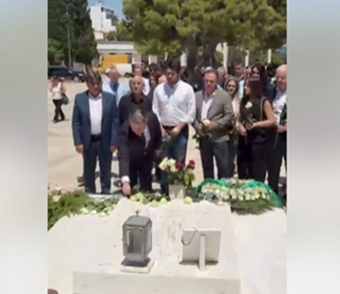 ΠΑΣΟΚ-ΚΙΝΑΛ: Φόρος τιμής στον Ανδρέα Παπανδρέου από τον Ν. Ανδρουλάκη και στελέχη του κόμματος, στο Α’ Νεκροταφείο