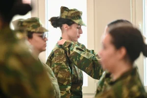 Στα «χακί» οι γυναίκες: Τα προνόμια, η μοριοδότηση, η εκπαίδευση και οι επαγγελματικές προοπτικές