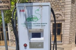 Ρέθυμνο: Βανδάλισαν τους ηλεκτρικούς φορτιστές στην Πλατεία Αγίου Γεωργίου