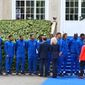 Ο πρόεδρος Μακρόν συνοδευόμενος από τη σύζυγό του Μπριζίτ επισκέφθηκε την ποδοσφαιρική ομάδα της Εθνικής Γαλλίας