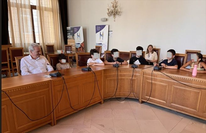 Επίσκεψη από τους μαθητές του 6ου Δημοτικού Σχολείου στον Δήμαρχο Ηρακλείου Αλέξη Καλοκαιρινό