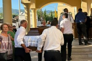 Σπαραγμός στην Καλαμάτα για τη 39χρονη Βασιλική: Συγγενείς και φίλοι είπαν το «ύστατο χαίρε»