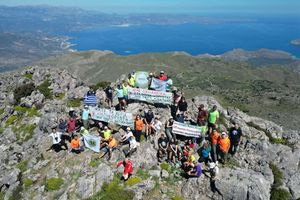 «Όχι» στις ανεμογεννήτριες – Μαζική ανάβαση διαμαρτυρίας στην κορφή της Θρυπτής στην Ιεράπετρα