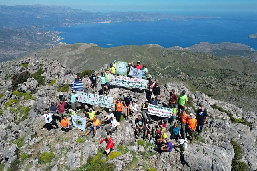 «Όχι» στις ανεμογεννήτριες – Μαζική ανάβαση διαμαρτυρίας στην κορφή της Θρυπτής στην Ιεράπετρα