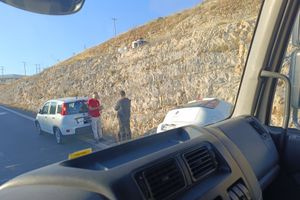 Τροχαίο με το καλημέρα στο Ηράκλειο – Αυτοκίνητο έπεσε σε χαντάκι