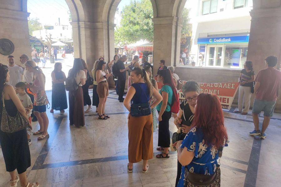 Παράσταση διαμαρτυρίας γονέων στη Λότζια για τη σχολική στέγη