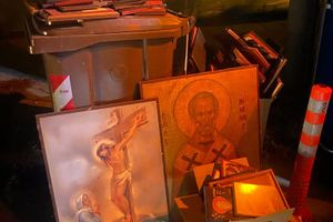 Ιεροσυλία στην Κρήτη: Στα σκουπίδια δεκάδες εικόνες Αγίων και εκκλησιαστικά βιβλία – Τα μάζεψε το σκουπιδιάρικο της Ανακύκλωσης (pics, vid)