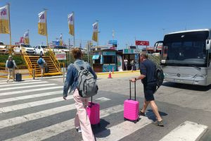Αεροδρόμιο Ηρακλείου: «Βροχή» οι κλήσεις για το παρκάρισμα στο πορτάκι των αφίξεων – Το κυκλοφοριακό έμφραγμα και η επιστράτευση… αγροτικού για τα σκουπίδια
