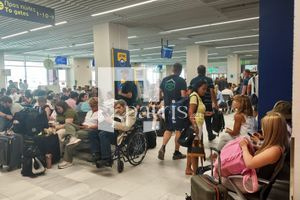 Φωτιά κοντά στο αεροδρόμιο στα Σπάτα – Προβλήματα στις πτήσεις και προς Κρήτη