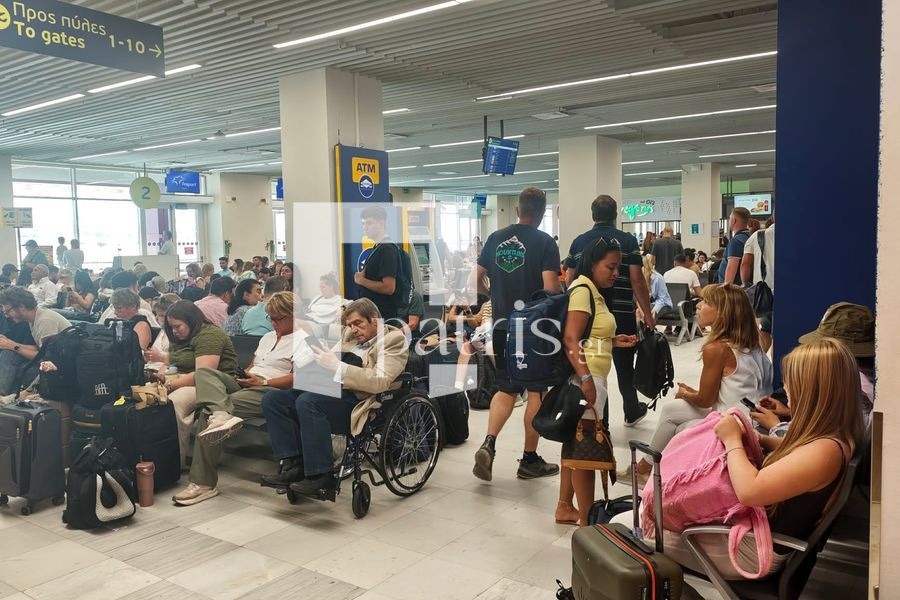 Φωτιά κοντά στο αεροδρόμιο στα Σπάτα – Προβλήματα στις πτήσεις και προς Κρήτη