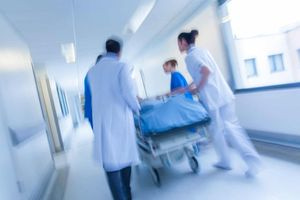 Ψάχνουν τους λίγους τραυματιοφορείς στο Πανεπιστημιακό και δεν τους βρίσκουν γιατί δεν πιάνει το κινητό