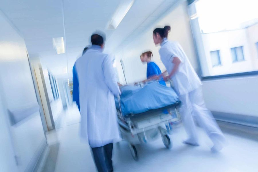 Ψάχνουν τους λίγους τραυματιοφορείς στο Πανεπιστημιακό και δεν τους βρίσκουν γιατί δεν πιάνει το κινητό