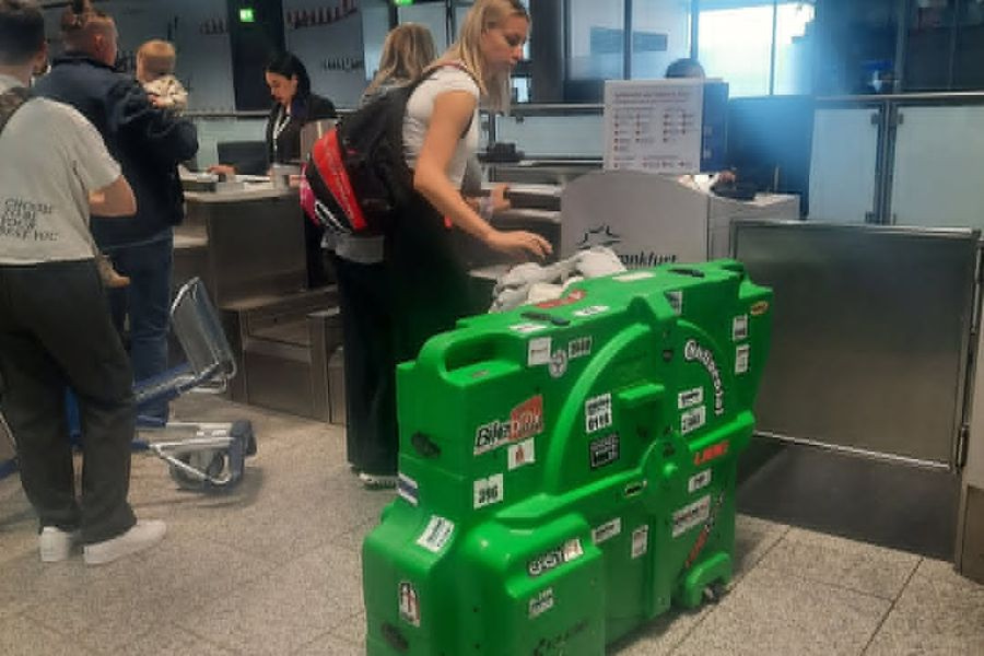 Τουρίστρια έτοιμη να πετάξει για Κρήτη με μια βαλίτσα-ποδήλατο
