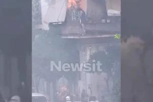 Καλλιθέα: Συγκινεί η 75χρονη που σώθηκε από τις φλόγες πηδώντας πάνω στον κόσμο – «Χίλια ευχαριστώ σε όλους»