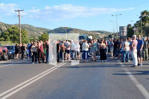 (ΦΩΤΟ & VIDEO) «Όχι» στη δομή στις αποθήκες Σκουλούδη – Στο Δημοτικό Συμβούλιο την Δευτέρα οι κάτοικοι