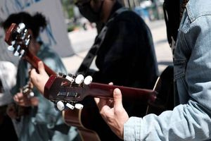 «Να μη σιγήσει ο δρόμος»: Αντιδράσεις για τα πρόστιμα σε μουσικό στο Ηράκλειο
