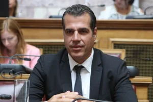 Πλεύρης: Απέλαση αλλοδαπού με νόμιμη άδεια – Καλεί σε βίντεο μετανάστες να έρθουν παράνομα στη χώρα