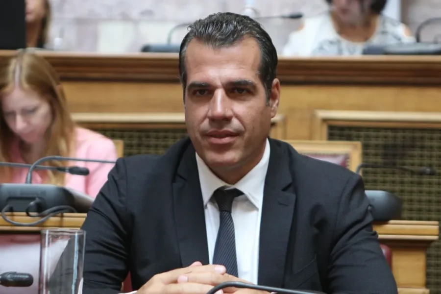 Πλεύρης: Απέλαση αλλοδαπού με νόμιμη άδεια – Καλεί σε βίντεο μετανάστες να έρθουν παράνομα στη χώρα