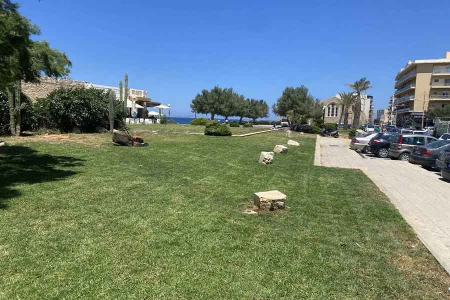 Σε πλήρη εξέλιξη οι εργασίες συντήρησης και καλλωπισμού του πρασίνου σε διάφορα σημεία του Ηρακλείου
