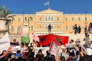 Αλβανοί κατέκλυσαν την πλατεία Συντάγματος – Διαμαρτυρήθηκαν για το πολυτελές θέρετρο