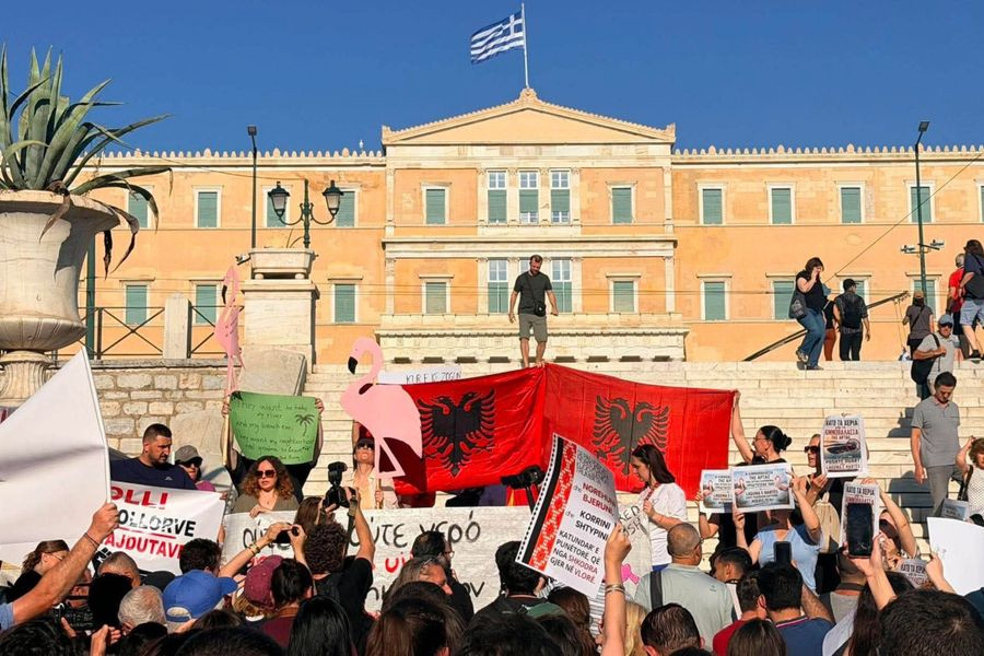 Αλβανοί κατέκλυσαν την πλατεία Συντάγματος – Διαμαρτυρήθηκαν για το πολυτελές θέρετρο