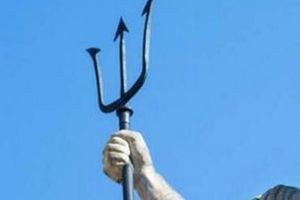 «Ποσειδώνας» εκτός εαυτού στον Πειραιά: 77χρονος απείλησε δύο άτομα με τρίαινα για μια θέση πάρκινγκ