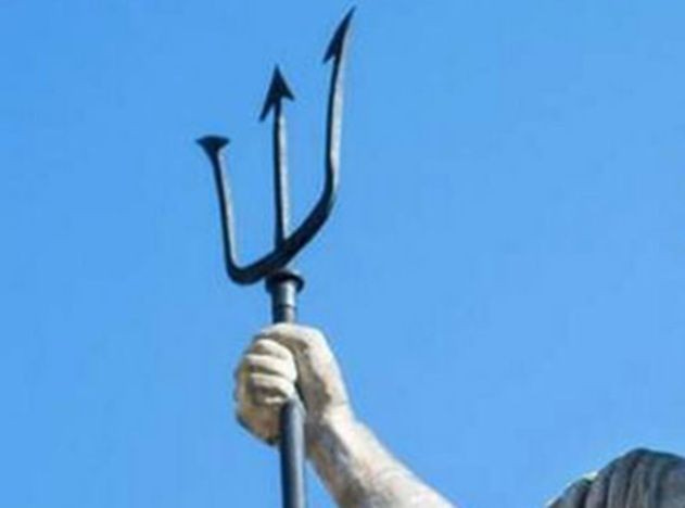 «Ποσειδώνας» εκτός εαυτού στον Πειραιά: 77χρονος απείλησε δύο άτομα με τρίαινα για μια θέση πάρκινγκ