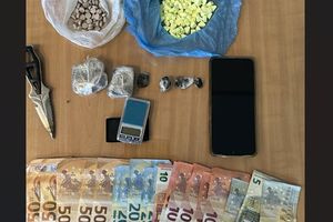 Χειροπέδες σε 37χρονο με «σοκολάτα», 236 χάπια και μαχαίρι