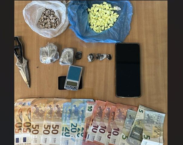 Χειροπέδες σε 37χρονο με «σοκολάτα», 236 χάπια και μαχαίρι