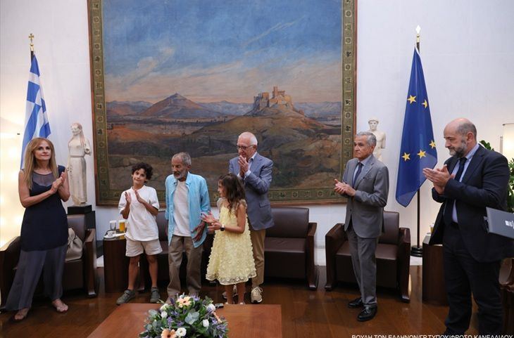 Ο Πρόεδρος της Βουλής των Ελλήνων απένειμε αφιερωματικά γραμματόσημα των ΕΛΤΑ στον μεγάλο δημιουργό Σταύρο Ξαρχάκο