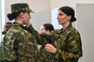 Ξεκίνησε σήμερα η εθελοντική στράτευση γυναικών: Παρουσιάστηκαν στη Λαμία