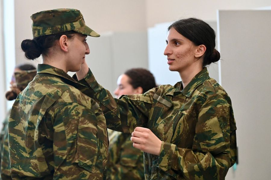 Ξεκίνησε σήμερα η εθελοντική στράτευση γυναικών: Παρουσιάστηκαν στη Λαμία