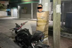 Μεξικανός «Μπάτμαν» κυνηγά κλέφτες μηχανών και τους δένει σε κολώνες φωτισμού – Τον ψάχνουν οι αρχές