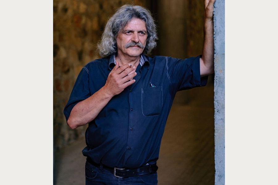 Κωστής Μουδάτσος: «Ο καλλιτέχνης είναι ένας φακός που φωτίζει τα περάσματα»