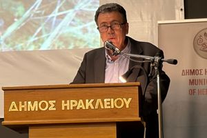 Θερμό χειροκρότημα στο Ηρακλειώτη ποιητή Δ.Περοδασκαλάκη