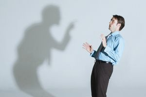 «Τι θα πει ο κόσμος»: Όταν ο φόβος της έκθεσης γίνεται κοινωνικό πρόβλημα