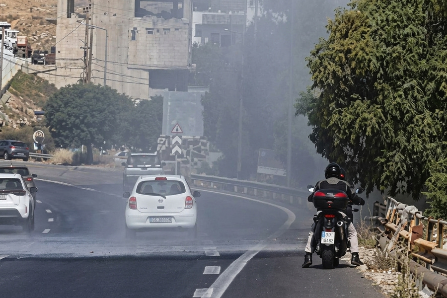 Βίντεο από τον ΒΟΑΚ: Έσκασε αγωγός της ΔΕΥΑΗ και πλημμύρισε ο δρόμος στον Γιόφυρο – Πότε θα φτιαχτεί η διαρροή νερού (vid)